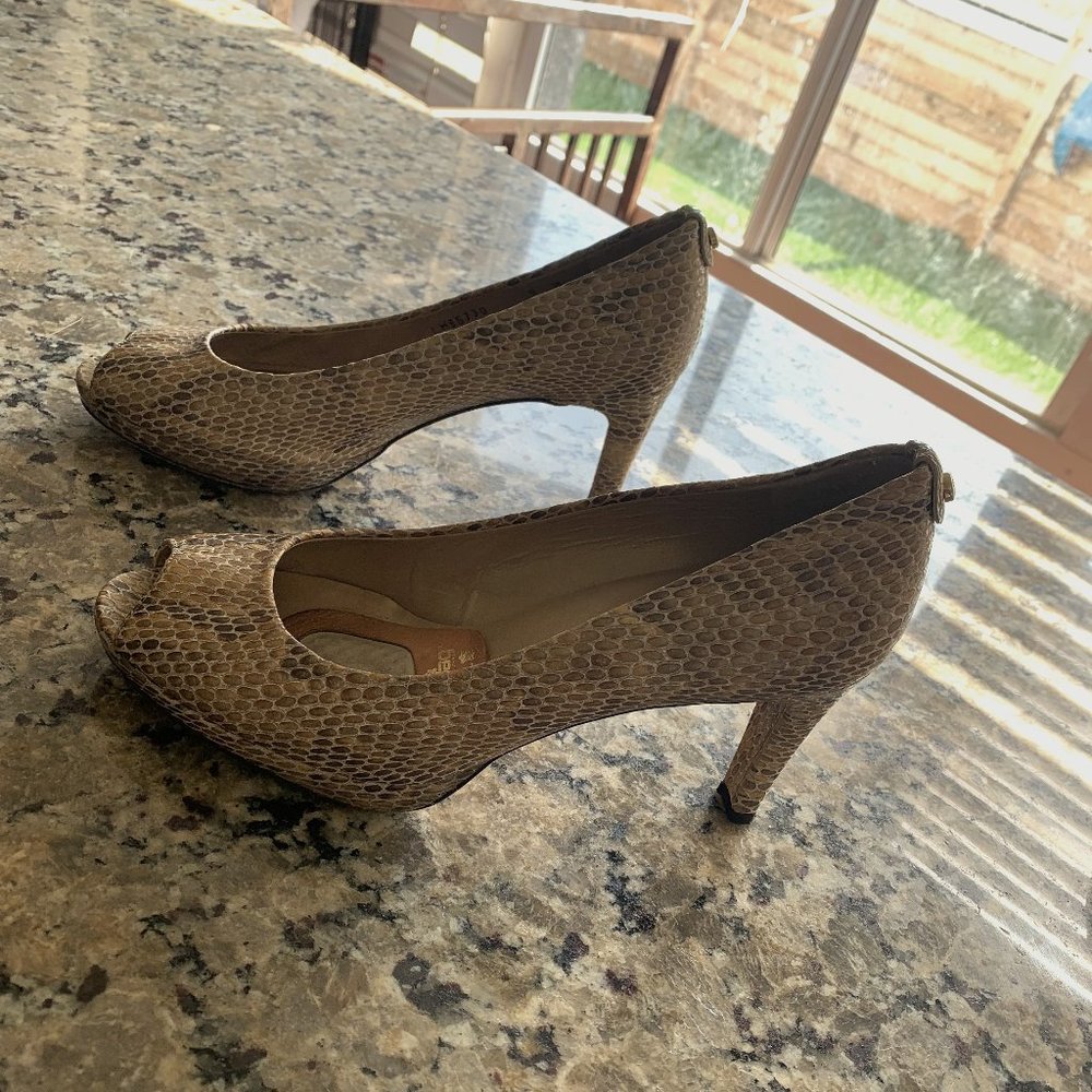 Stuart Weitzman Snakeskin Pumps PERFECT CONDITION $410 new! Size 9M
